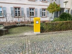 Neuer Briefkasten auf dem Rathausplatz