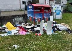 Illegale Müllablagerungen an Containerstandorten