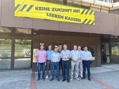 Banner mit der Aufschrift „Keine Zukunft mit leeren Kassen“ 